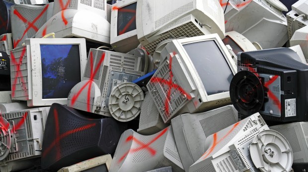 web-electronic-waste-computers-shutterstock_77996725-gwoeii-ai
