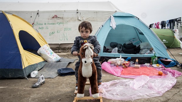 web-refugee-camp-child-horse-toy-fotomovimiento-cc