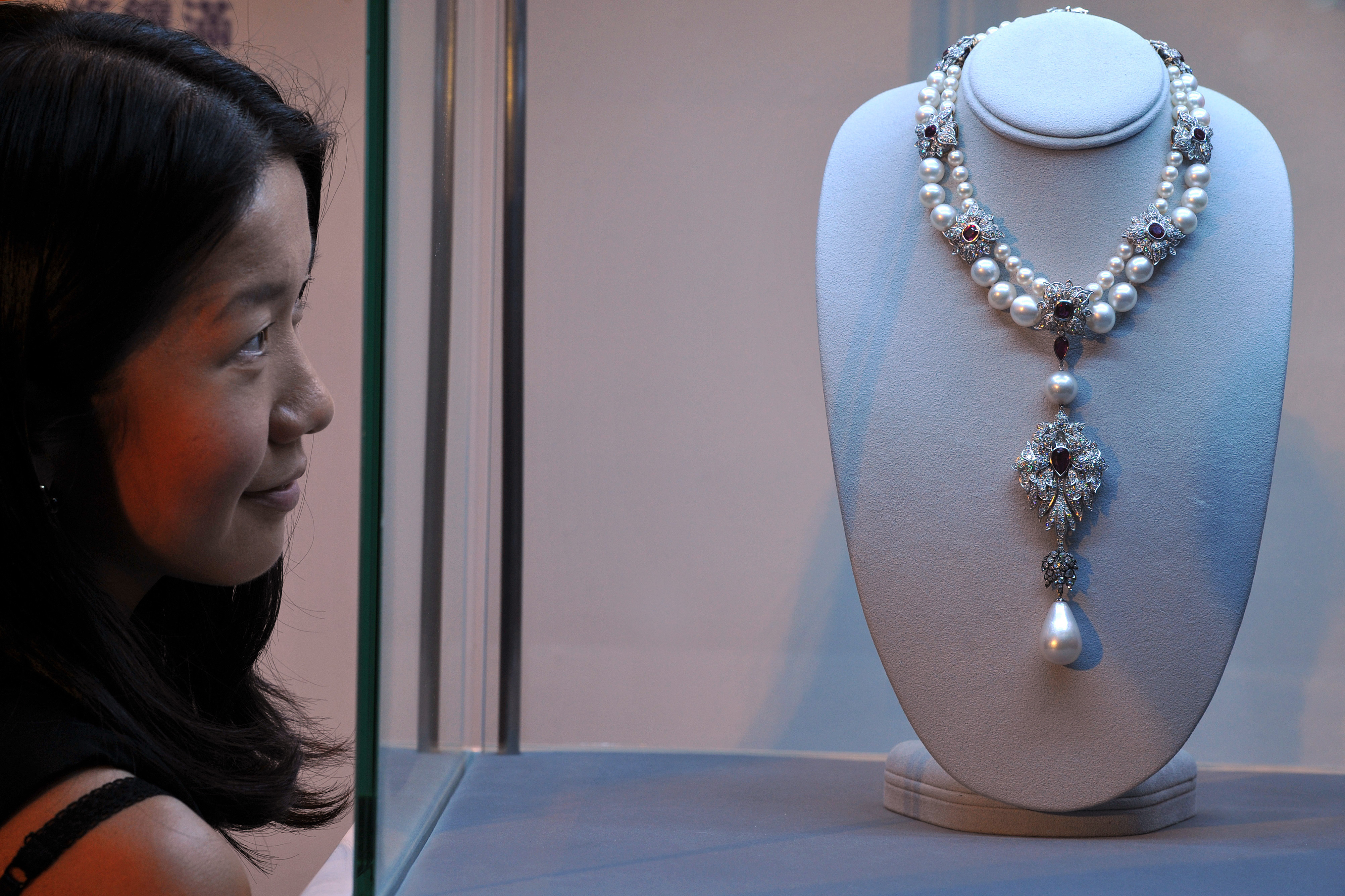 HONG KONG-PEOPLE-ELIZABETH TAYLOR-JEWELRY-AUCTION