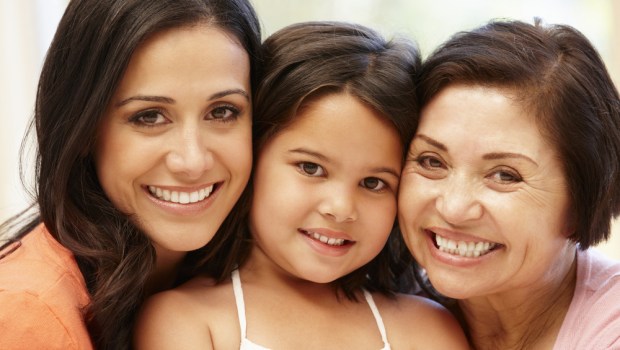 mujeres 3 generaciones mujer niña abuela