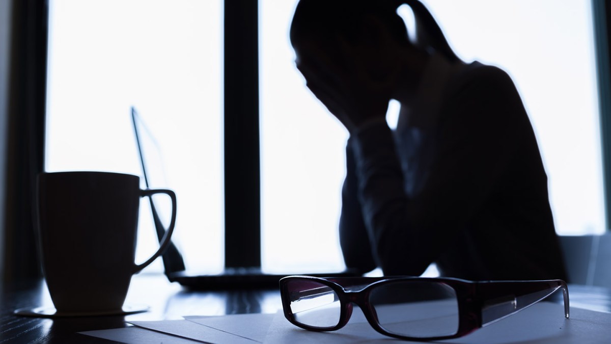web-depressed-woman-suicide-laptop-work-shutterstock_188514968-kieferpix-ai