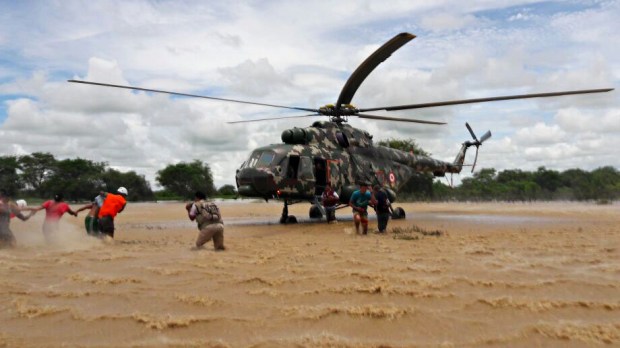 WEB-PERU-FLOOD-HELICOPTER-RESCUE-Twitter Ejército del Perú