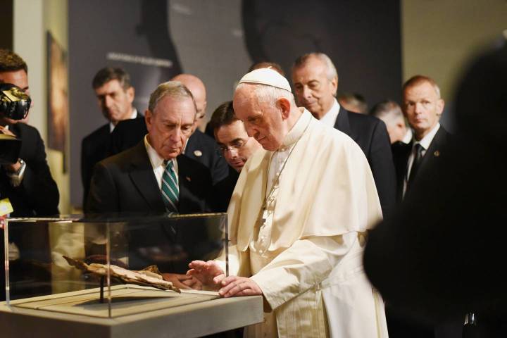 web-pope-francis-bible-9-11-c2a9-carmine-galasso-getty
