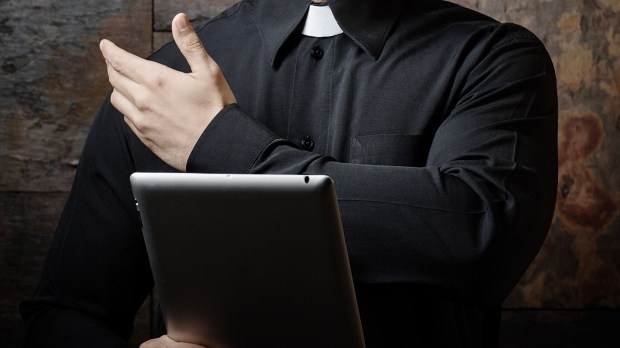 sacerdote con tablet