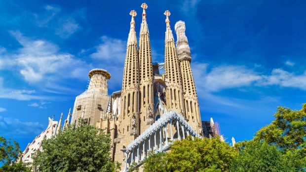 WEB&#8212;Sagrada-Familia-by-Antoni-Gaudi-©-S-F&#8212;shutterstock_555763384