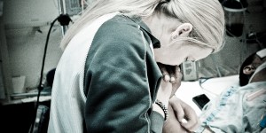 Mientras todos se apartaban, Madre Teresa abrazó a los enfermos de sida