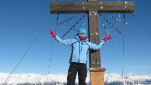 web-woman-mountain-cross-summit-goretex-products-cc