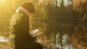 Mujer leyendo un libro