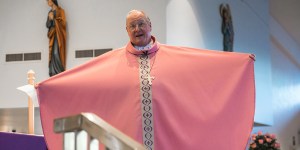 ¿Por qué el sacerdote usa rosa?