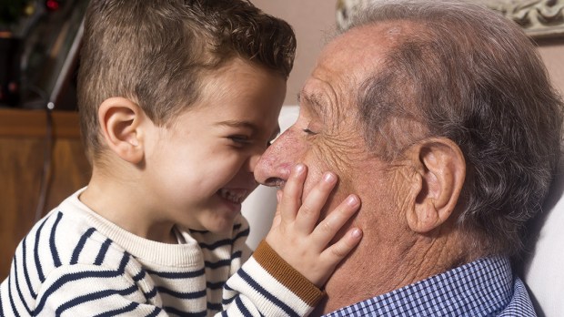 WEB3-GRANDPA-OLD-MAN-BOY-HUG-Shutterstock_534529090-VCoscaron-AI