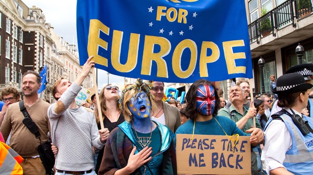 WEB3-MARCH FOR EUROPE-PEOPLE-CRISIS-Shutterstock_446387371-Michaelpuche-ai