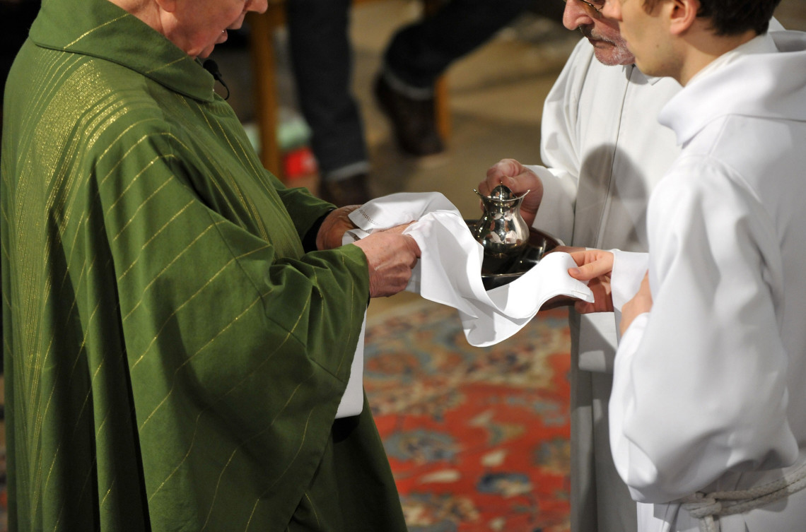 web_manuterge_eglise_pretre_liturge__p-razzo_ciric