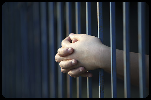 Prisoner hand in jail © Sakhorn / Shutterstock – fr