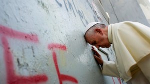 Pope Francis -touches the wall – Holy Land 12 – fr