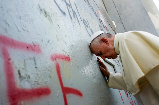 Pope Francis -touches the wall &#8211; Holy Land 12 &#8211; fr