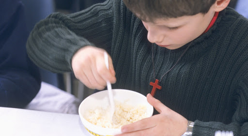 Enfant devant un repas frugal pour la Syrie