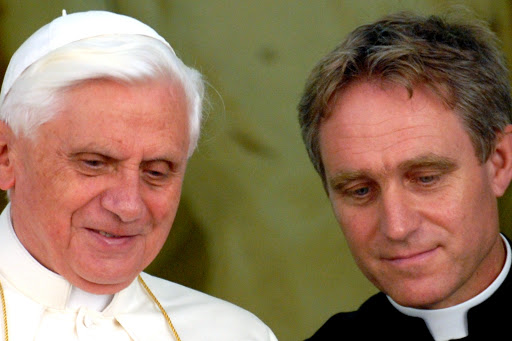 Pope Benedict XVI and Georg Ganswein – fr