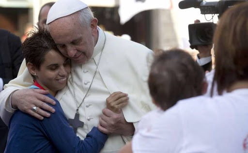 papa francesco abbraccia un ragazzo &#8211; fr