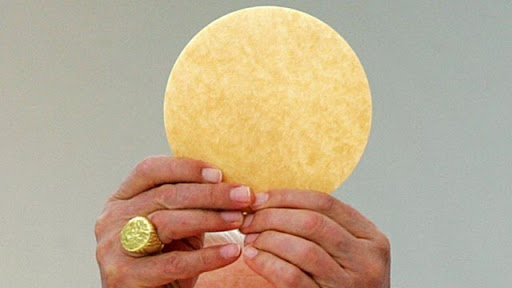 14 de setembro de 2008: Papa Bento XVI eleva a Eucaristia durante a Missa em Lourdes, na França. &#8211; fr