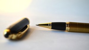 Signature contrat stylo