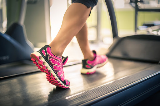 Fitness girl running on treadmill © Viktoria Gavrilina / SHUTTERSTOCK – fr