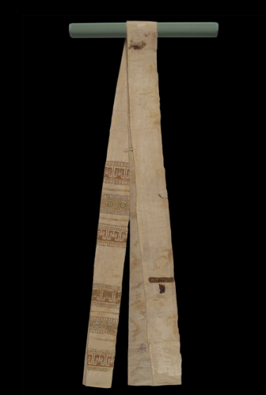 Pallium de Saint Césaire avec chrismon, en laine et soire, vers 513, avec protection en soie du XIIIème siècle, photo MDAA