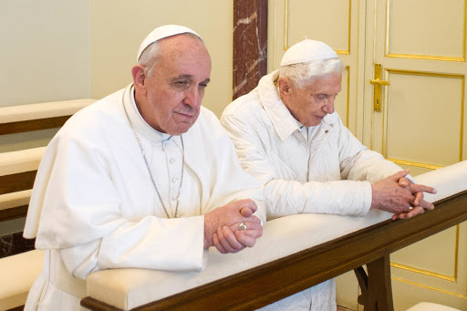 Pope Francis and Pope Benedict praying &#8211; fr