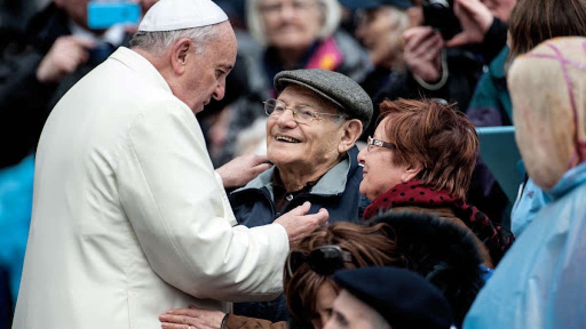 Pope Francis blesses an elderly couple – fr