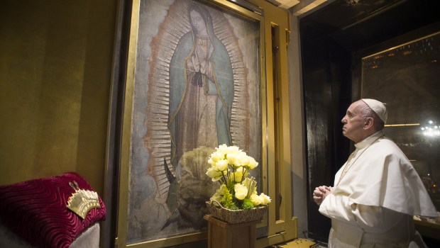El Papa Francisco en oración ante la imagen de la Virgen de Guadalupe