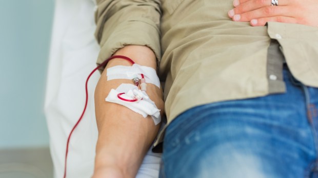 WEB BLOOD DONATION MAN HAND © wavebreakmedia – Shutterstock