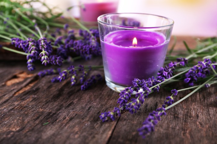 WEB-Candles with lavender flowers on table-shutterstock_305995772-Africa Studio-AI