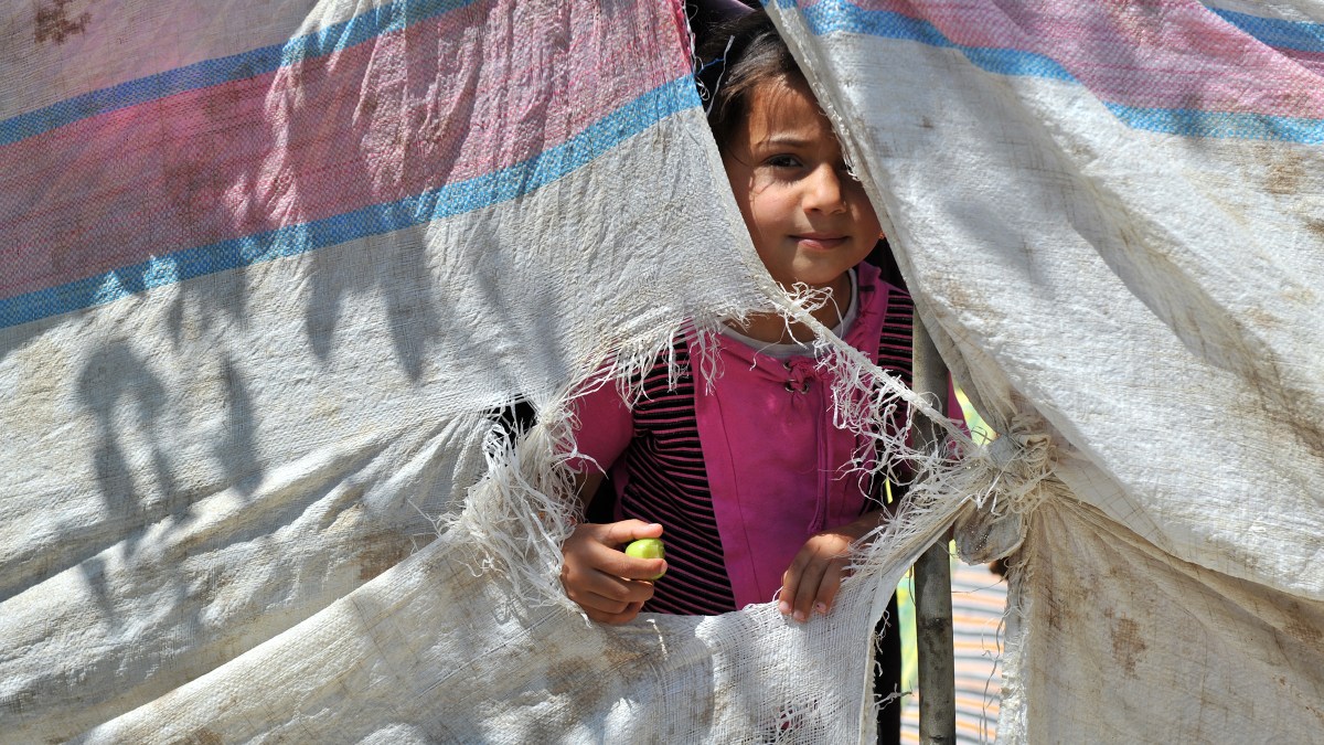 WEB-CHILD-TENT-SYRIA-ALEPPO-Thomas-Koch-Shutterstock_239484691