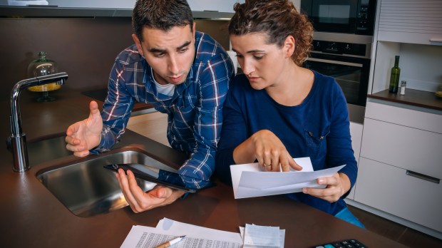 WEB-COUPLE-KITCHEN-TALKING-FINANCE-David-Pereiras-Shutterstock_273664730