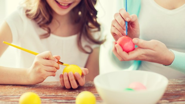 WEB EASTER EGG COLORING FAMILY ©  Syda Productions &#8211; Shutterstock