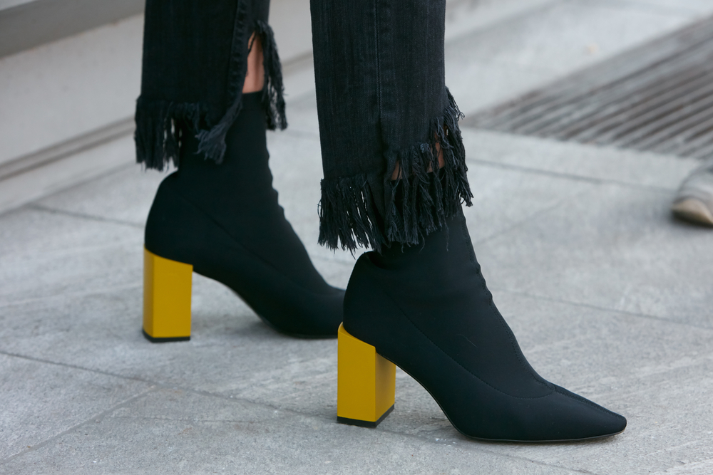 WEB-FASHION-Woman with black boots and yellow heels-shutterstock_595068239-andersphoto-AI