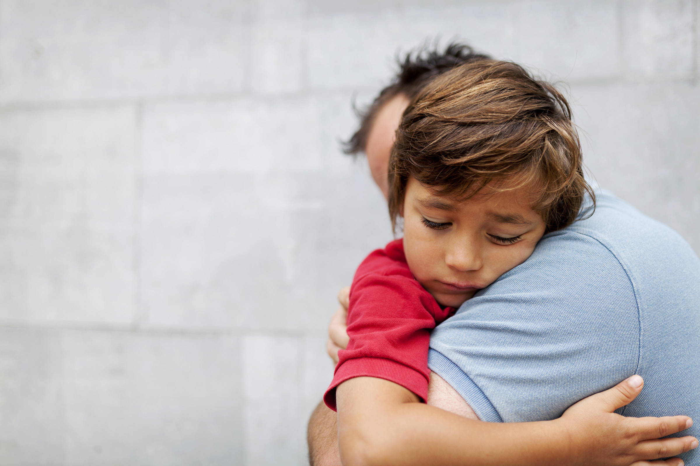 WEB FATHER SON HUG WALL © Valbar Shutterstock