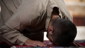 WEB-ISLAM-MAN-PRAYING-MUSLIM-Jasminko-Ibrakovic-Shutterstock_201707441