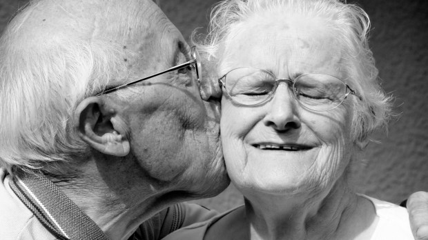 Vieux couple amoureux