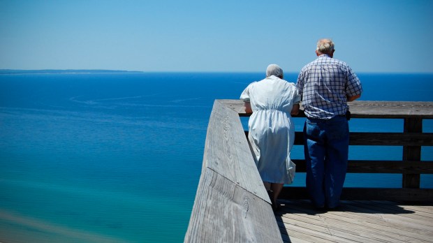 WEB-OLD-SENIOR-COUPLE-SEA-BLUE-SKY-Alvaro