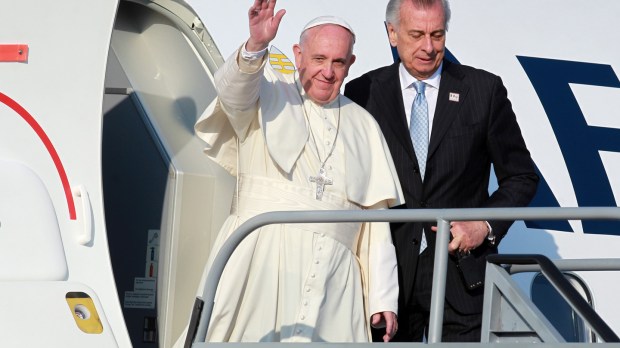 web-pope-francis-airplane-visit-smile-c2a9-josc3a9-pazos-fabic3a1n-afp