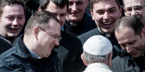 El Papa Francisco preocupado por el cansancio de los sacerdotes