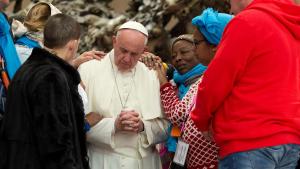 web-pope_and_poor_000_i05v1-losservatore-romano-afp-ho