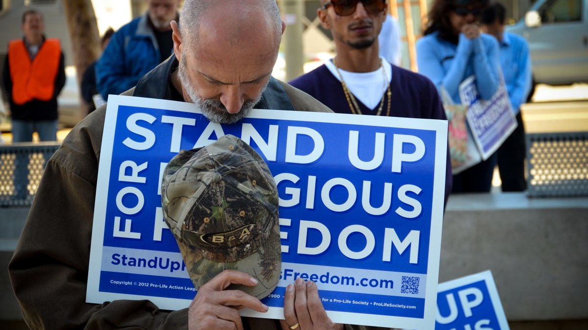WEB-RELIGIOUS-FREEDOM-SIGN-MAN-Steve-Rhodes-CC