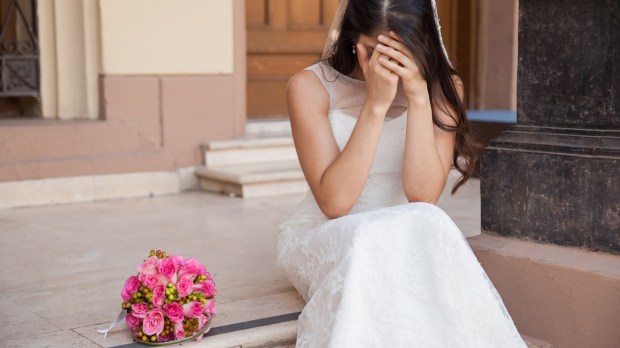 web-wedding-bride-sad-cry-church-shutterstock_201733637-antoniodiaz-ai