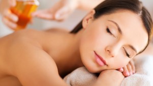 WEB-WOMAN-SPA-RELAX-shutterstock_170170055-Syda Productions-AI