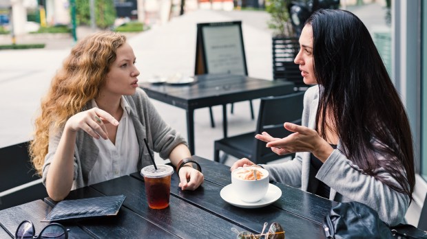 WEB WOMEN COFFE TALK HAND © Pio3 &#8211; Shutterstock