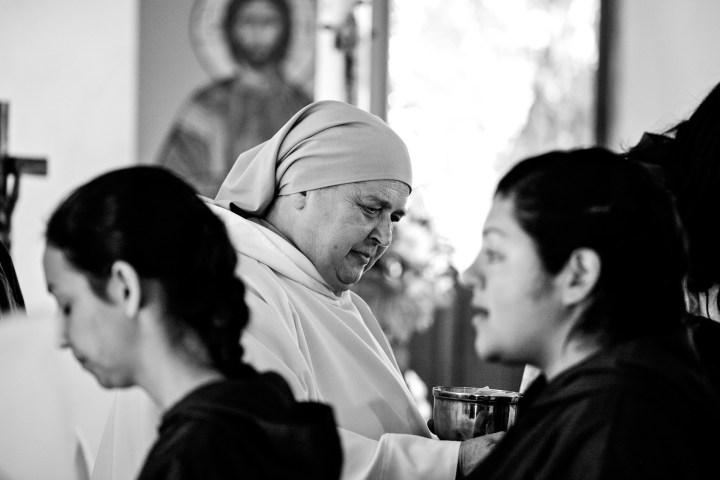 WEB WOMEN NUN COMMUNION HOLY BREAD © Alex Proimos CC