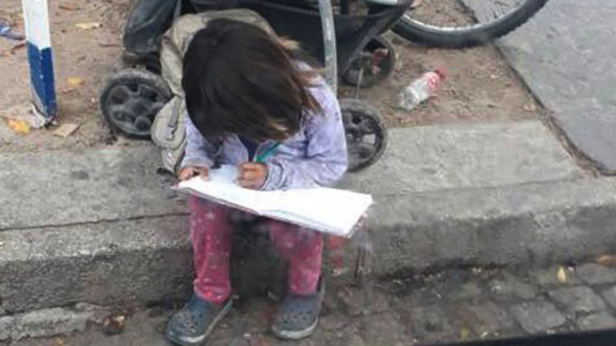 WEB3-ARGENTINA-GIRL-STREET-VIRAL-Facebook