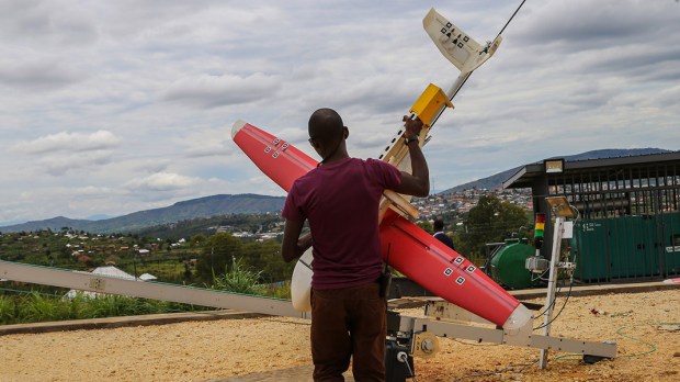 WEB3-DRONE-DELIVERY-RWANDA-AID-Sarah Farhat-World Bank-CC