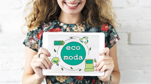 WEB3-ECO-MODA-GO-GREEN-WOMAN-ECO-MODA-shutterstock_515849563-Rawpixel.com-AI